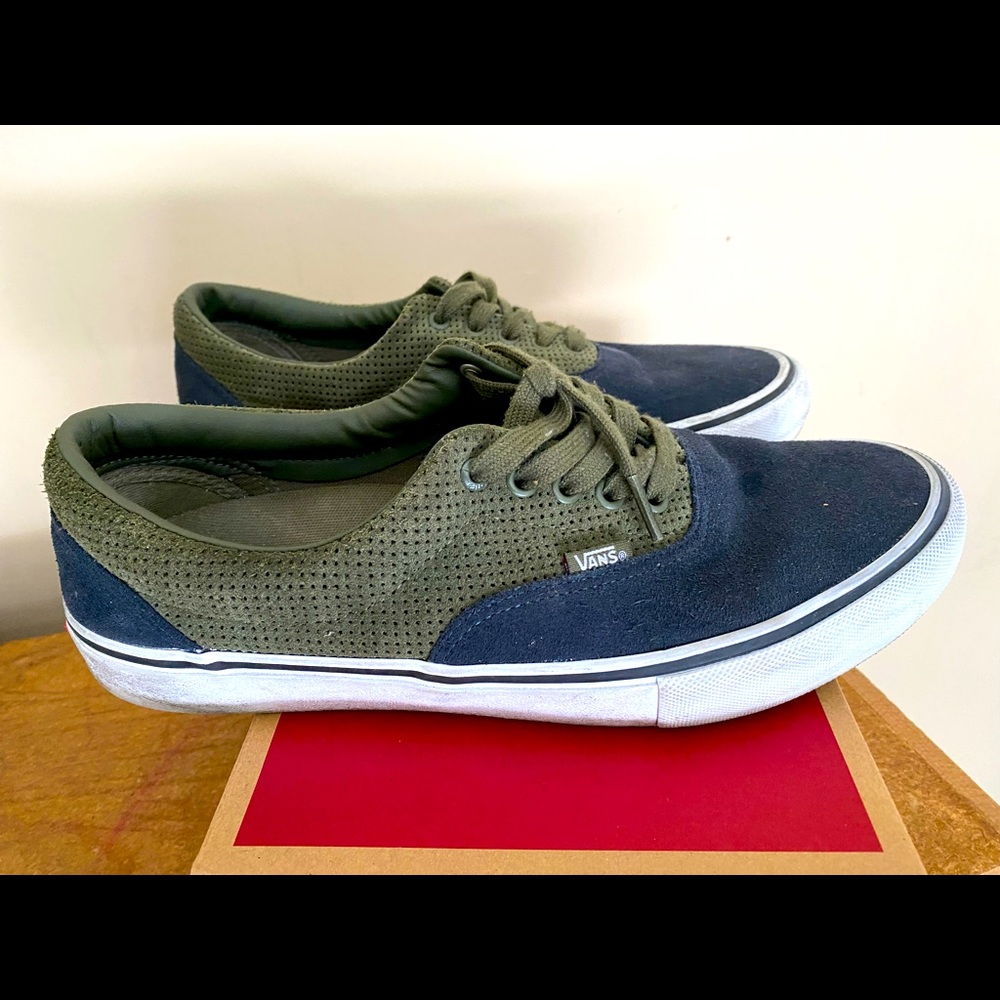 Vans original men’s skateboarding shoes.